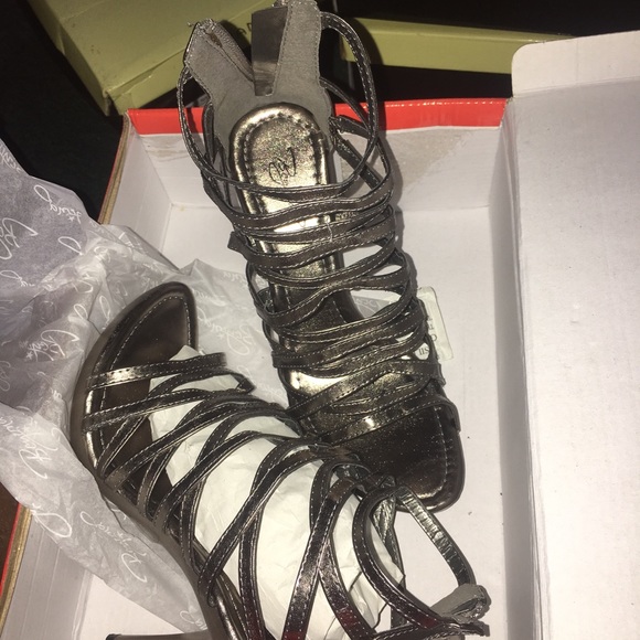 Shoe - Picture 4 of 16